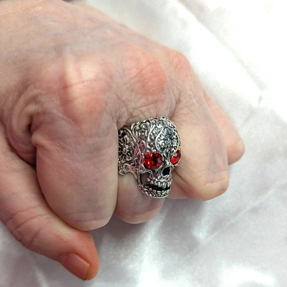 New Skull Ring Mens Womens Size 8 Silver Tone Red‎ Rhinestone Eyes Gothic Biker